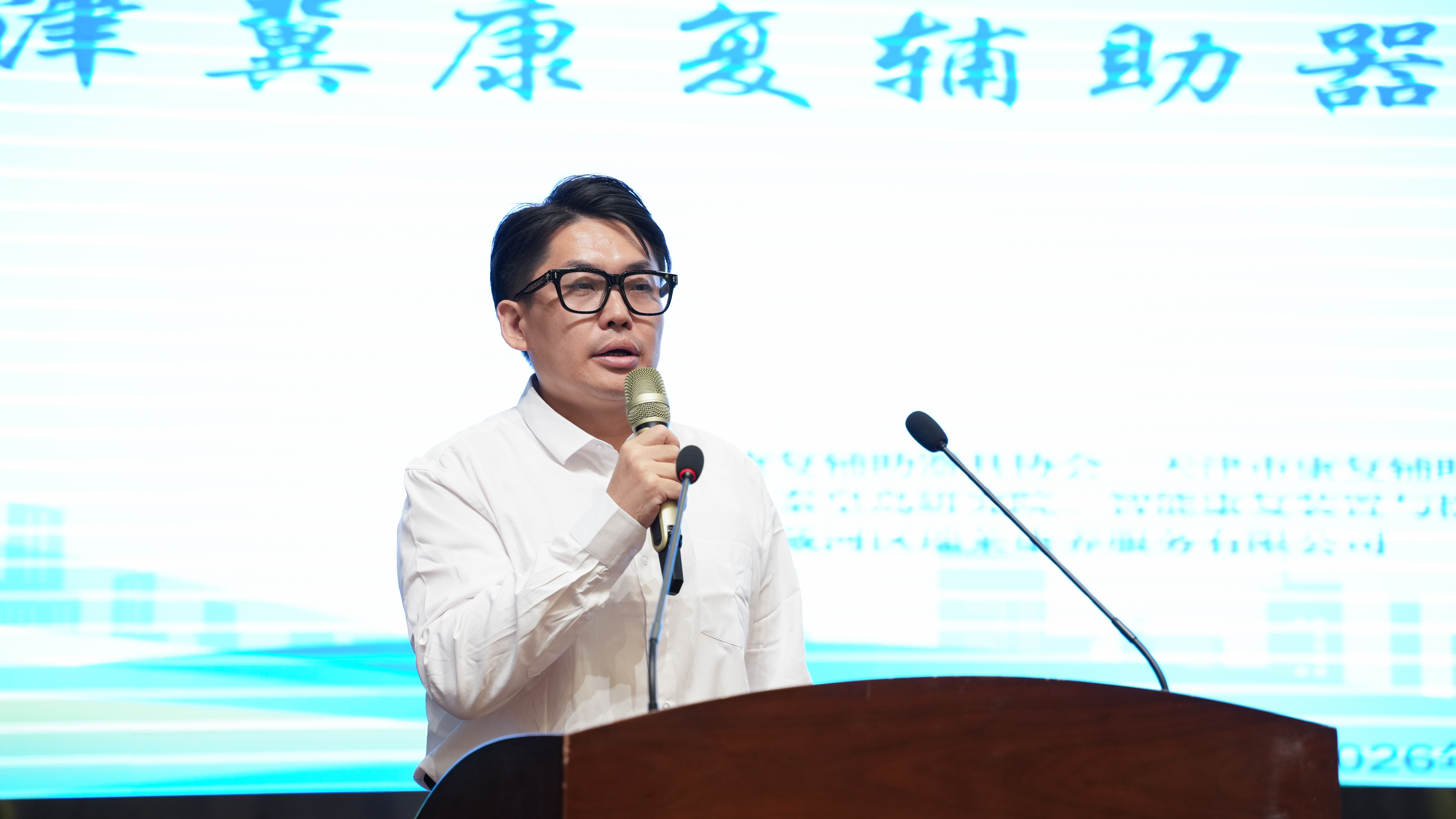 鲁航.jpg